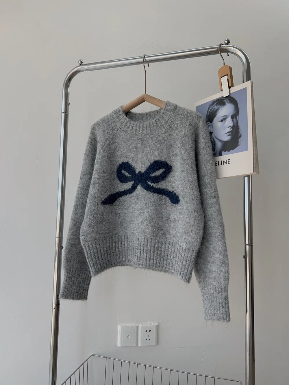 Sweter damski żakardowy z muszką, koreański styl, ciepły i modny Szary
