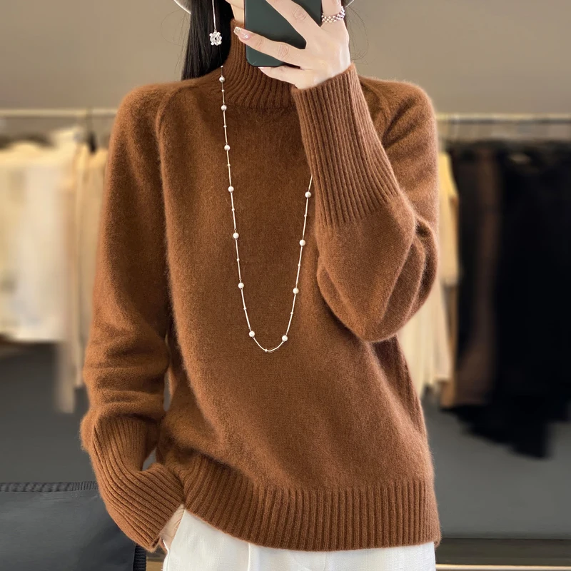 Sweter z dekoltem w szpic z wełny merynosów Brązowy
