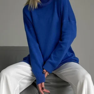 Sweter z golfem i rozcięciem bocznym damski oversize Królewski niebieski