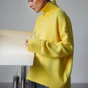Sweter oversize z golfem — vintage dzianina Żółty