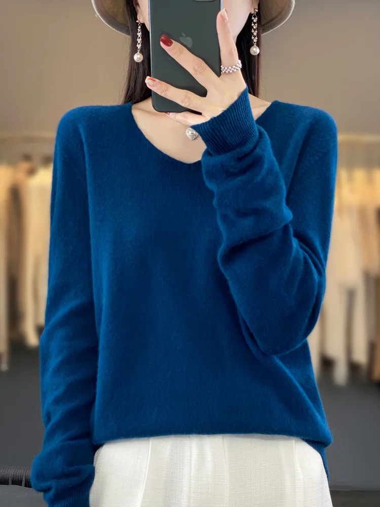 Sweter z wełny merynosów dekolt w serek jesienny Granatowy