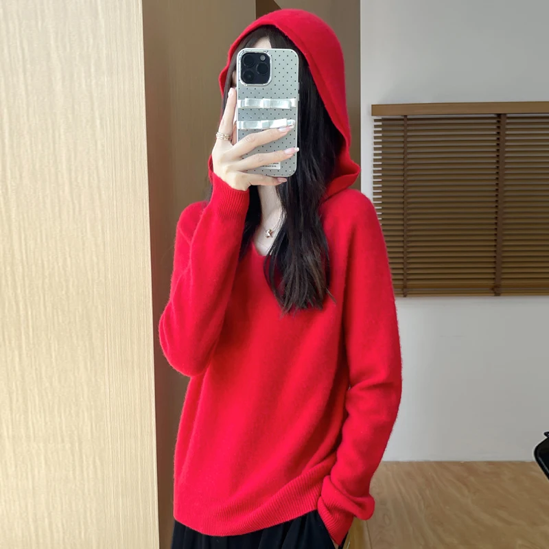 Sweter z wełny merino z kołnierzem i kapturem Czerwony