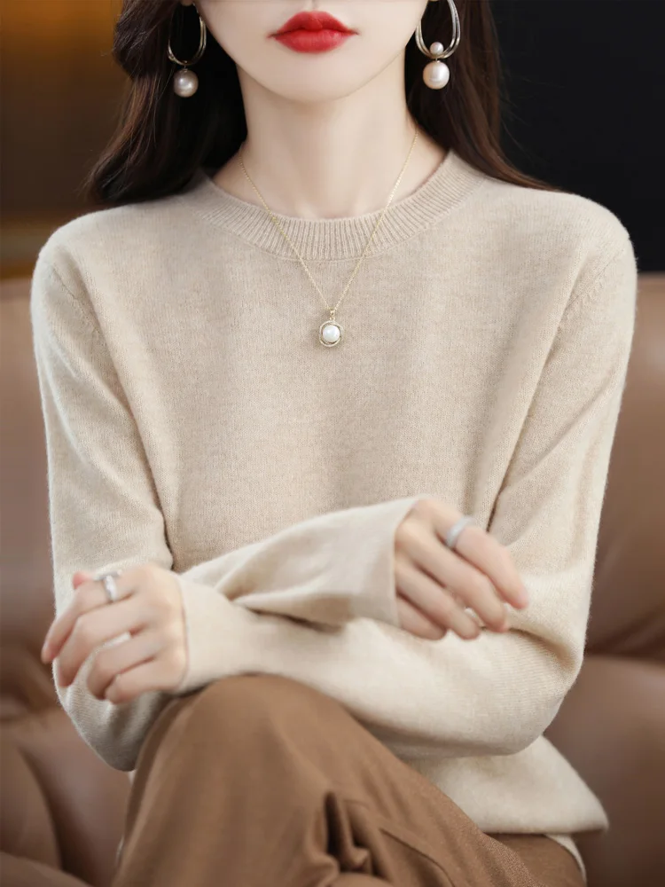 Sweter z wełny merynosowej z okrągłym dekoltem — klasyczny damski pullover Beżowy