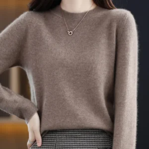 Sweter z wełny merynosowej z okrągłym dekoltem — klasyczny damski pullover Camelowy