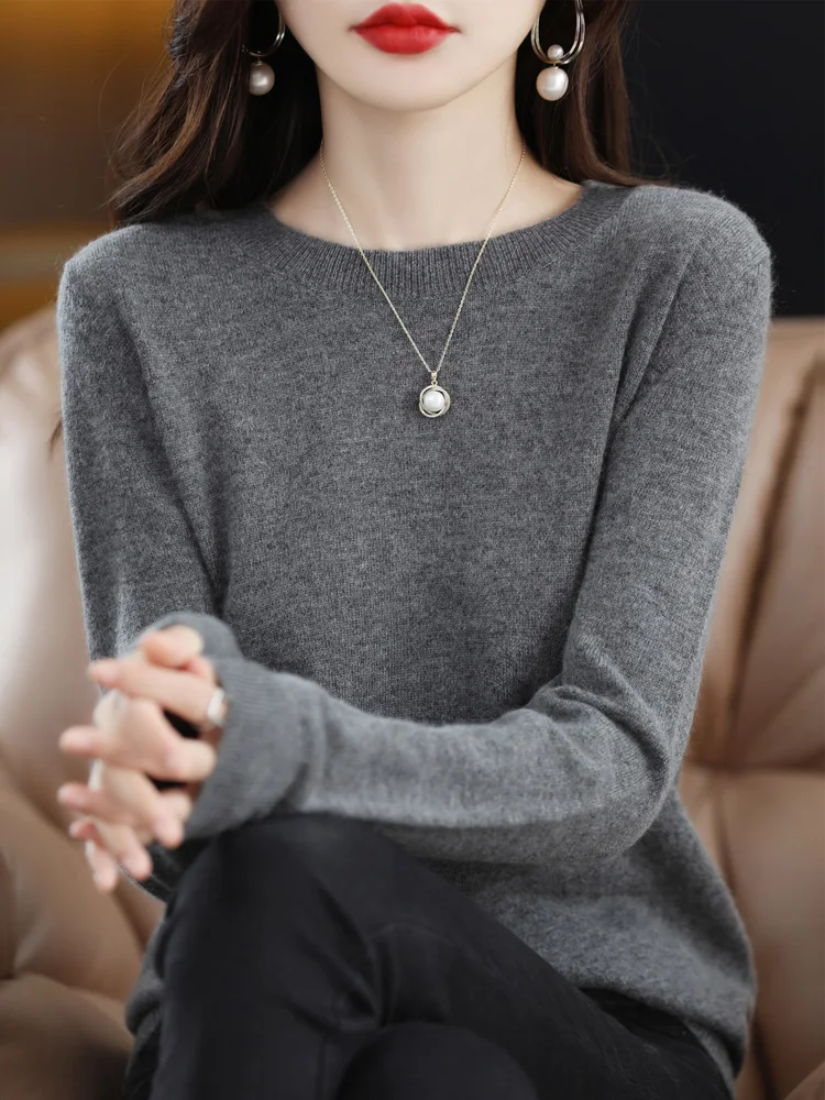 Sweter z wełny merynosowej z okrągłym dekoltem — klasyczny damski pullover Szary
