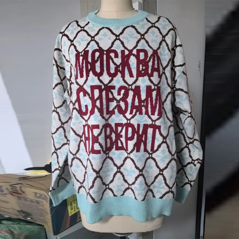 Sweter z żakardowym wzorem literowym oversize klasyczny Armijna zieleń