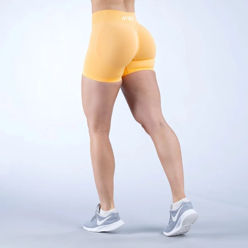 Szorty do jogi push-up z niskim stanem — bezszwowe szorty fitness damskie Fuksja
