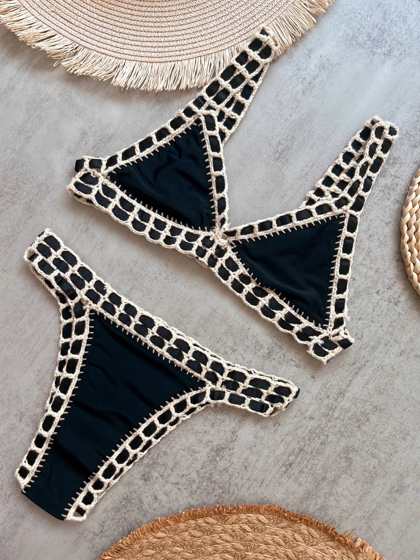 Szydełkowe bikini bandeau — efektowny strój plażowy Beżowy