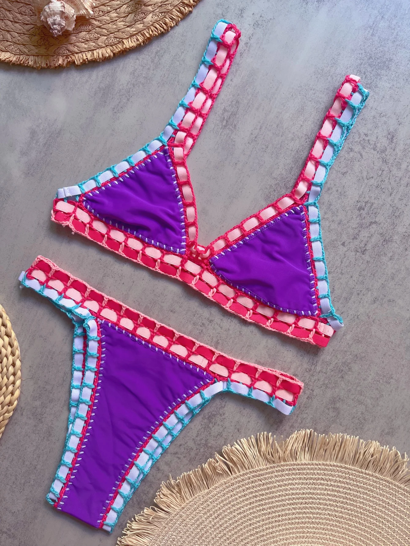 Szydełkowe bikini bandeau — efektowny strój plażowy Ciemny brąz
