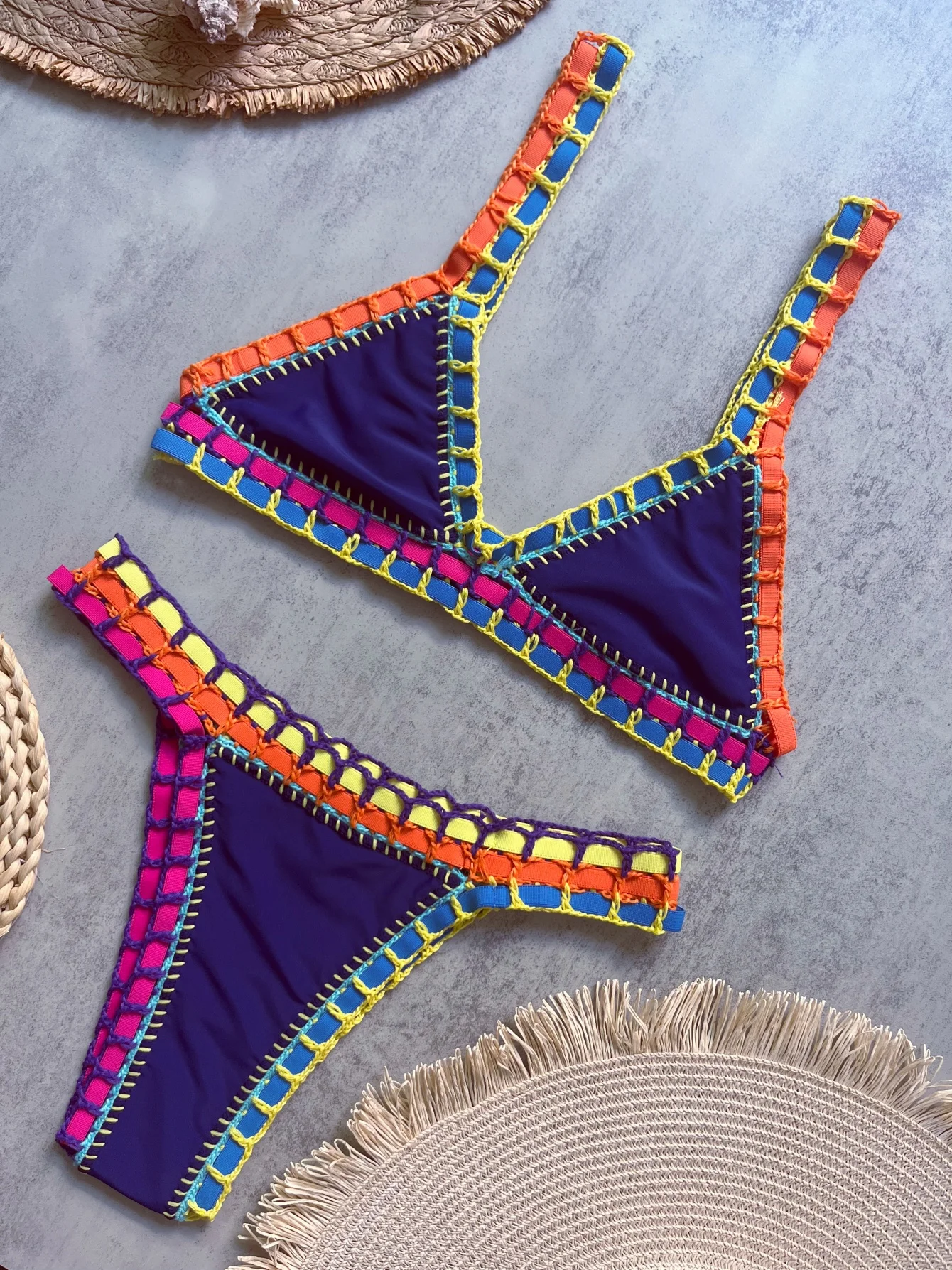 Szydełkowe bikini bandeau — efektowny strój plażowy Czarny