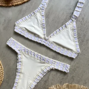 Szydełkowe bikini bandeau — efektowny strój plażowy Czerwony