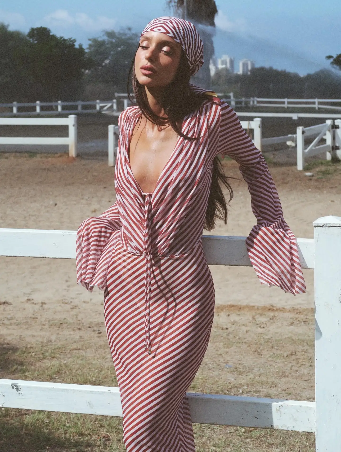 Szyfonowy zestaw plażowy: crop top z odkrytymi plecami i spódnica bodycon Beżowy