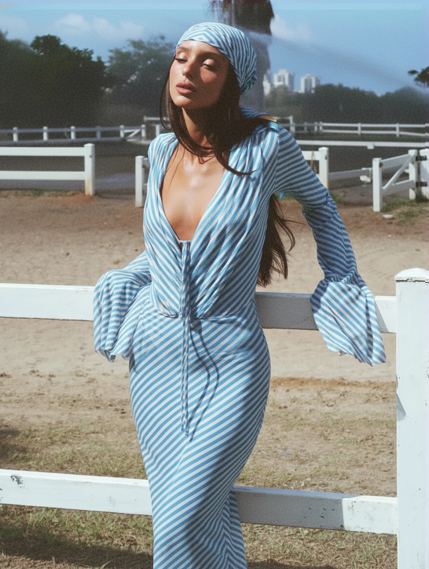 Szyfonowy zestaw plażowy: crop top z odkrytymi plecami i spódnica bodycon Niebieski