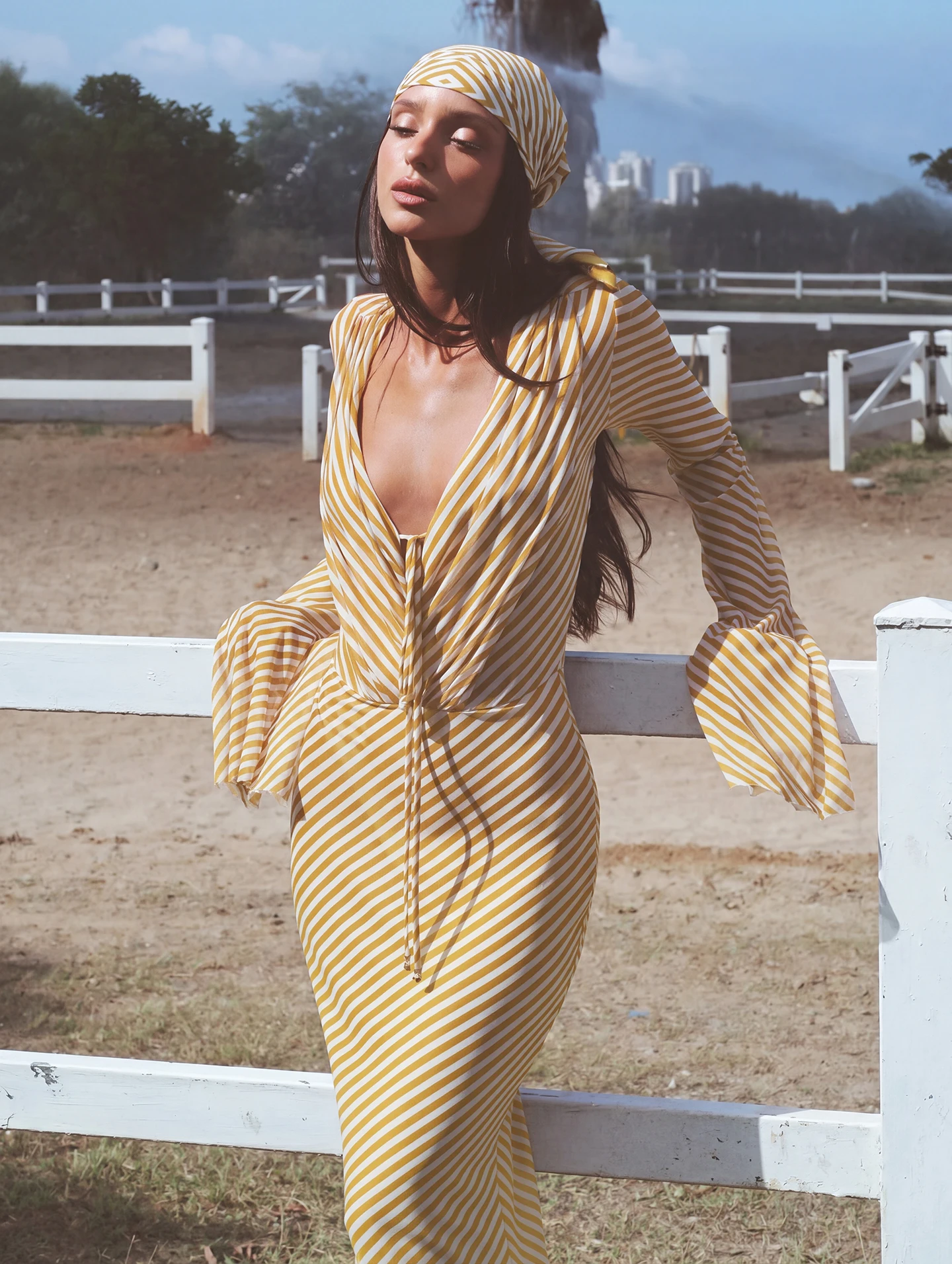 Szyfonowy zestaw plażowy: crop top z odkrytymi plecami i spódnica bodycon Złoto