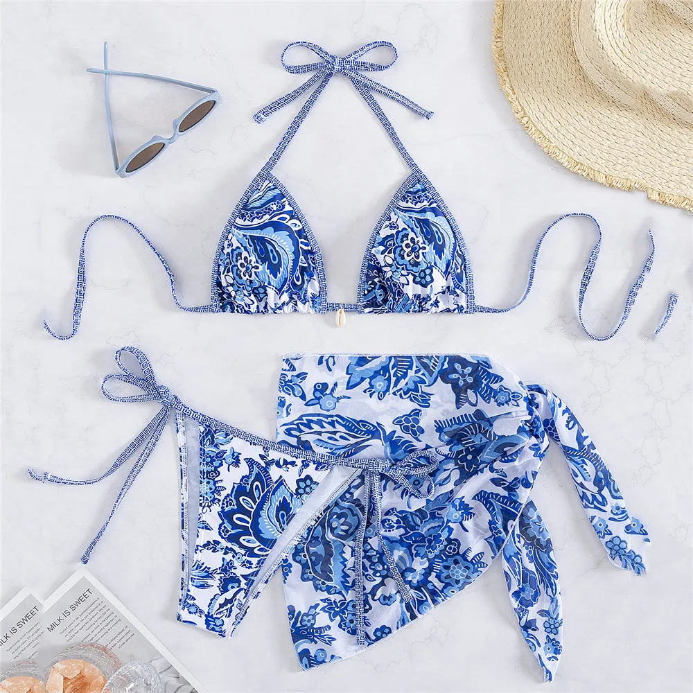 Trzyczęściowe bikini w kwiaty z narzutką, niebieskie Niebieski
