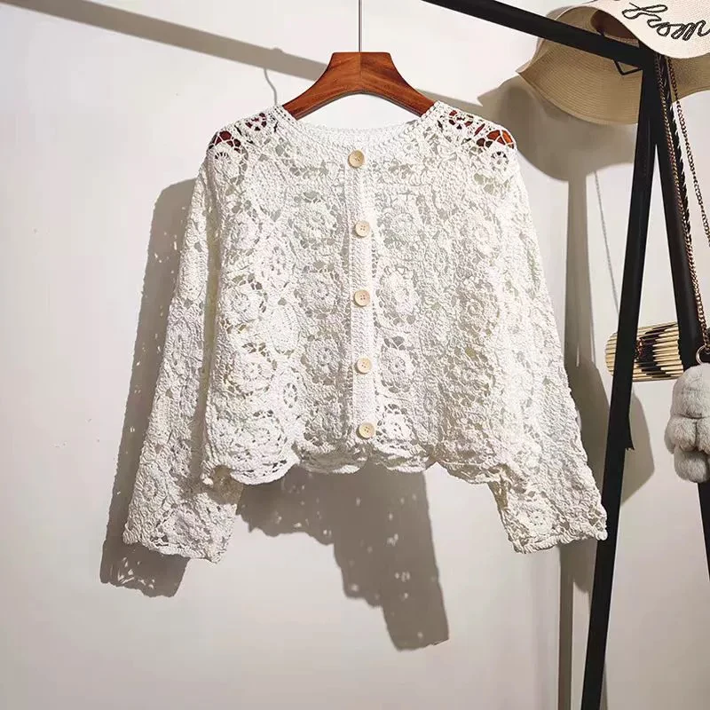 Wakacyjna bluzka szydełkowa z długim rękawem — cover up boho Biały