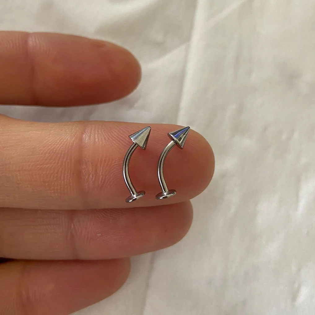 Zakrzywiony piercing wargi labret rook tragus helix 16G Imitacja rodowana