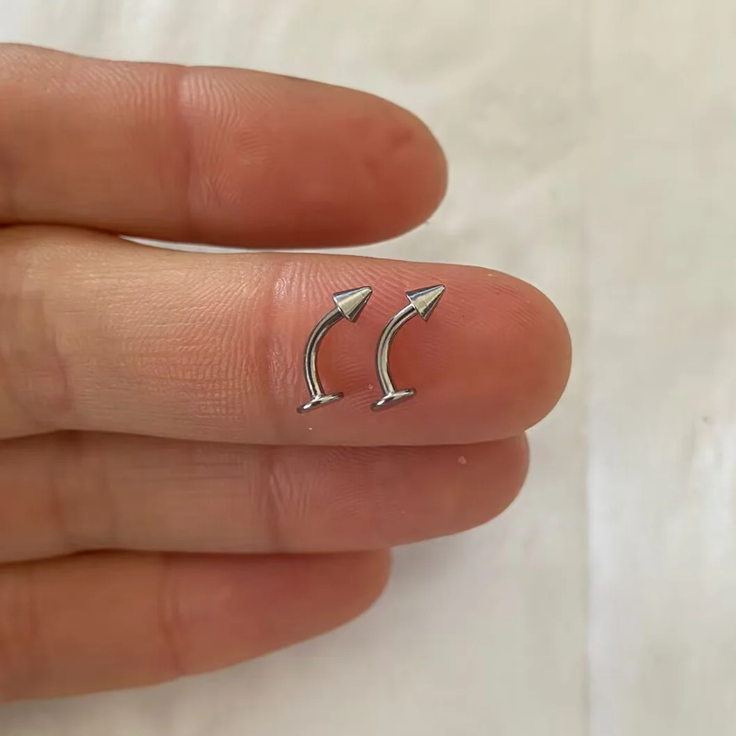 Zakrzywiony piercing wargi labret rook tragus helix 16G Kolor jasnożółtego złota