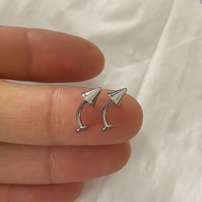 Zakrzywiony piercing wargi labret rook tragus helix 16G Rodowany
