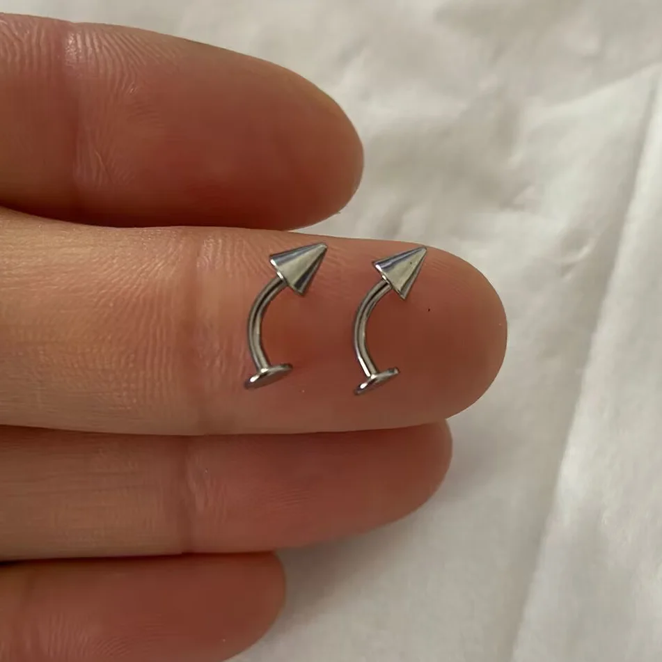 Zakrzywiony piercing wargi labret rook tragus helix 16G Złoty kolor