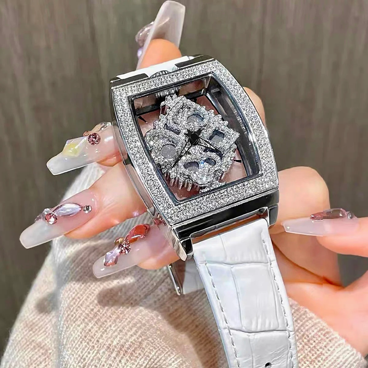 Elegancki damski zegarek w kształcie beczki z przezroczystym tyłem Biały