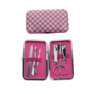 Zestaw do manicure i pedicure 6 w 1 w eleganckim etui