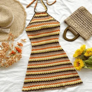 Zwiewna mini sukienka boho wiązana na szyi Wielo