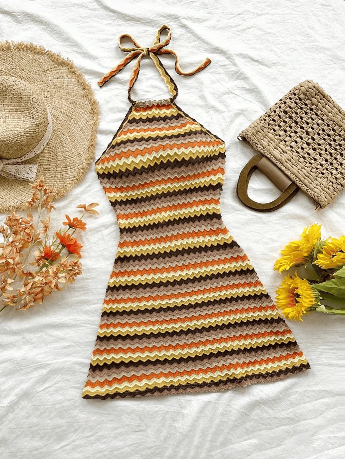 Zwiewna mini sukienka boho wiązana na szyi Wielo