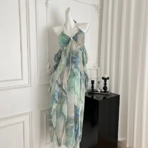 Zwiewna sukienka maxi w kwiaty z falbaną przy dekolcie Zielony